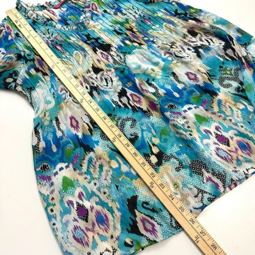 Sunny Leigh Women’s Sz L Top Blouse Shirt Blue Flowy Short Sleeve Ruffled Neck - Picture 12 of 13